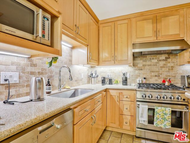 9950 Durant Drive, Beverly Hills CA: https://media.crmls.org/mediaz/918a0901-dd13-460f-834f-d667a05fdbf8.jpg