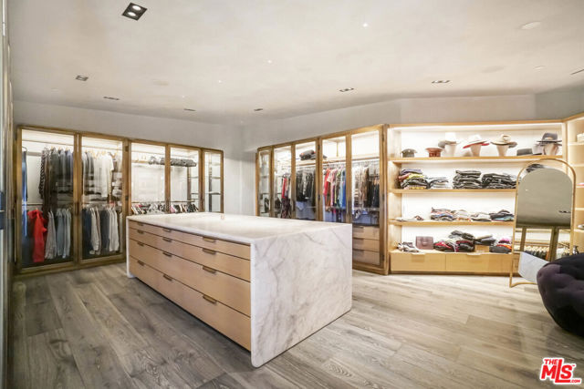 9152 Janice Place, Beverly Hills CA: https://media.crmls.org/mediaz/918bbb23-7213-4267-856c-3ace9b091c7e.jpg