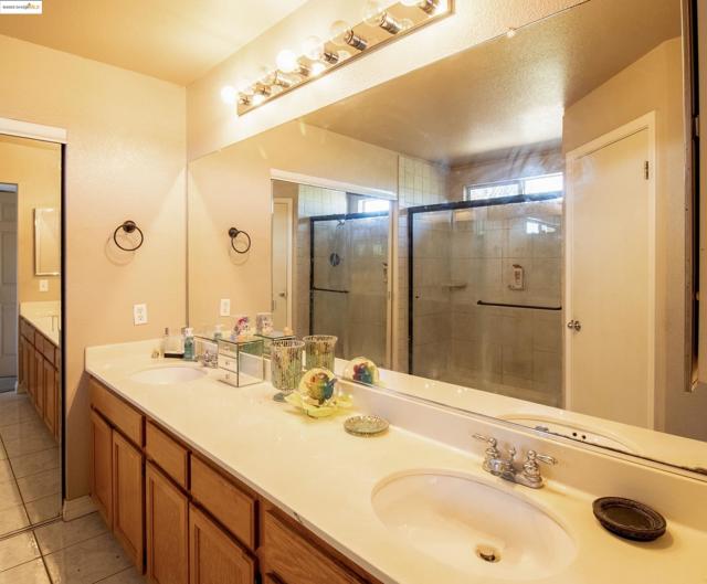 3985 S Coral Ct, Discovery Bay CA: https://media.crmls.org/mediaz/918bd78d-c4d8-4bb1-8872-4d039df4c26d.jpg