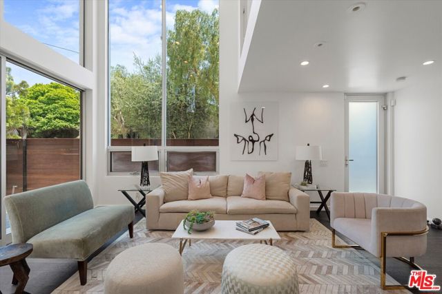 483 Carroll Canal Court, Venice CA: https://media.crmls.org/mediaz/918d09dd-4ff9-44ed-af82-dcc464d811a5.jpg