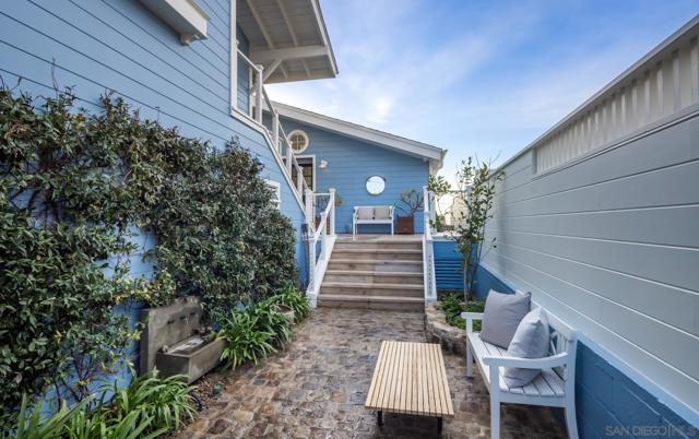 2050 Ocean Front, Del Mar CA: https://media.crmls.org/mediaz/918d2ec6-973b-4b9e-9e19-0d561c25c127.jpg