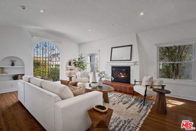 149 S Wetherly Drive, Beverly Hills CA: https://media.crmls.org/mediaz/918e2c55-bbac-4f98-b045-153279296abb.jpg