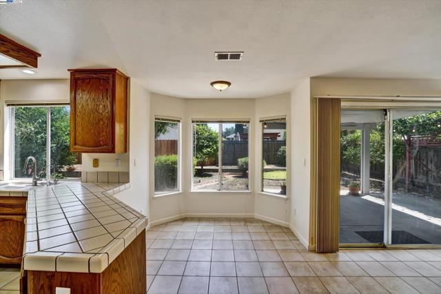 1400 Tennis Ln, Tracy CA: https://media.crmls.org/mediaz/918efb67-6922-425f-8692-c024ea9c16ca.jpg