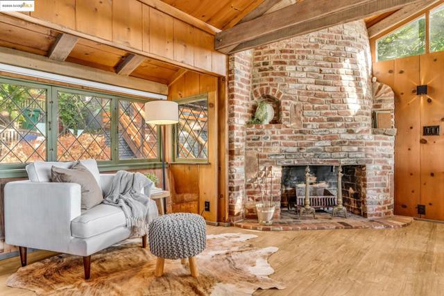 6141 Merriewood Dr, Oakland CA: https://media.crmls.org/mediaz/918f11cc-4c5e-442b-a1d7-509fc2bb35ea.jpg