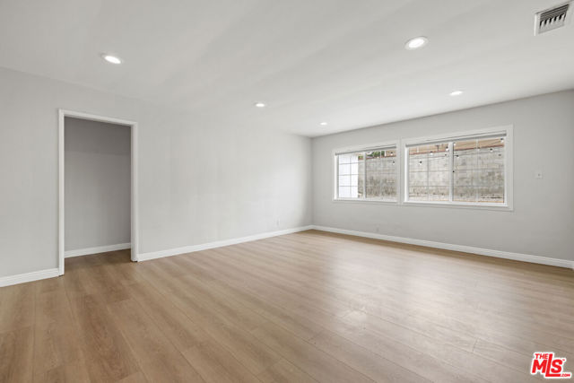 10914 Mcvine Avenue, Sunland CA: https://media.crmls.org/mediaz/918f7339-efe1-4f1a-b947-1c62fec1a0ca.jpg