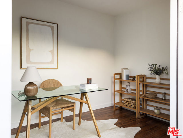 2432 Cloy Avenue, Venice CA: https://media.crmls.org/mediaz/91918dbc-42c2-40ce-b736-f79de3a69cf6.jpg