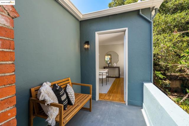 2 Humphrey Place, Oakland CA: https://media.crmls.org/mediaz/91919263-8996-4b07-acca-19e60139baa5.jpg