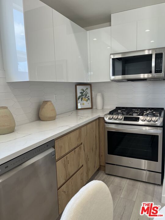 124 S Croft Avenue, Los Angeles CA: https://media.crmls.org/mediaz/9194bc2e-03d0-4eab-9af5-08e3416eedf7.jpg