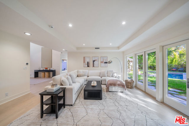 10148 Angelo Circle, Beverly Hills CA: https://media.crmls.org/mediaz/91959537-8b9a-40cf-8790-f1a73b3b3337.jpg
