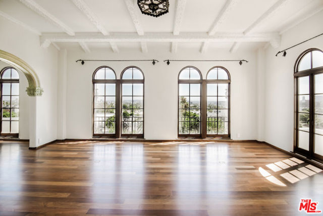 1302 Sweetzer Avenue, West Hollywood CA: https://media.crmls.org/mediaz/91961cbe-f9d2-4fef-bdce-6b39aa8a03e1.jpg