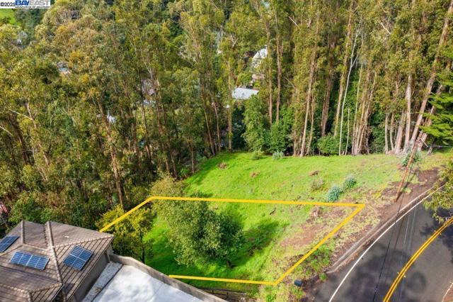 7675 Skyline Blvd, Oakland CA: https://media.crmls.org/mediaz/91962dab-4af5-4c66-8005-f305d9a9229e.jpg