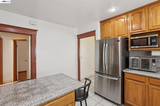2514 21St Ave, Oakland CA: https://media.crmls.org/mediaz/919632d4-3ba8-4272-bd22-63fc2a059b3c.jpg