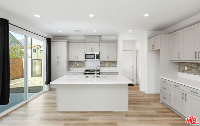 13889 Bell Way, Fontana CA: https://media.crmls.org/mediaz/9196b44f-bfe3-4de3-843a-b6bb16f04ba2.jpg