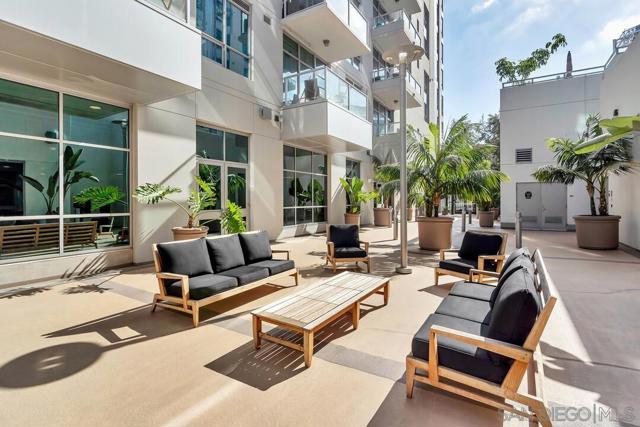 206 Park Blvd, San Diego CA: https://media.crmls.org/mediaz/9197139b-4436-4b44-bd25-4f7f6d729c95.jpg