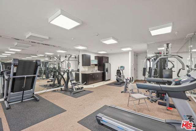 401 N Serrano Avenue, Los Angeles CA: https://media.crmls.org/mediaz/91978118-de5a-489d-b029-4081f6ab40bd.jpg