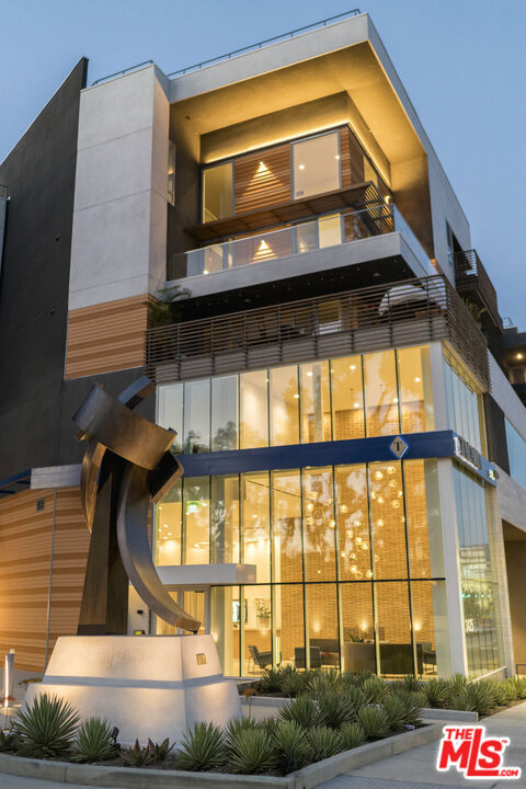 3425 W OLIVE Avenue, Burbank CA: https://media.crmls.org/mediaz/9197b145-c44f-4017-8b41-fc1c2b1e1e11.jpg