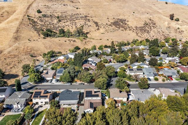 36055 Easterday Way, Fremont CA: https://media.crmls.org/mediaz/91993703-adea-466f-ada0-37d06feaff1f.jpg