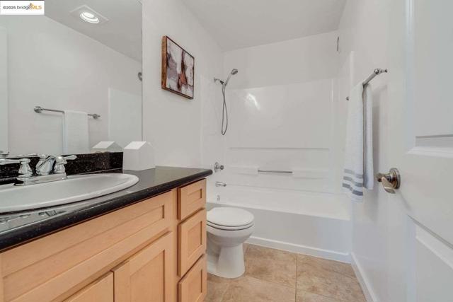 6400 Christie AVE, Emeryville CA: https://media.crmls.org/mediaz/91993d2e-b9de-4649-b8ad-4684e775bfac.jpg
