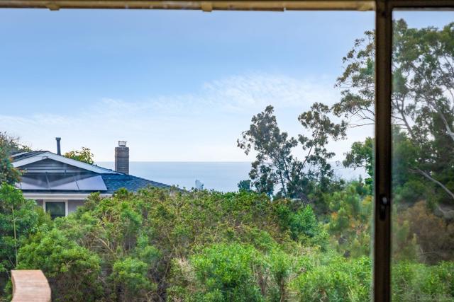 1444 Rodeo Dr, La Jolla CA: https://media.crmls.org/mediaz/9199e352-7165-4476-9495-fc5ba94bc89f.jpg