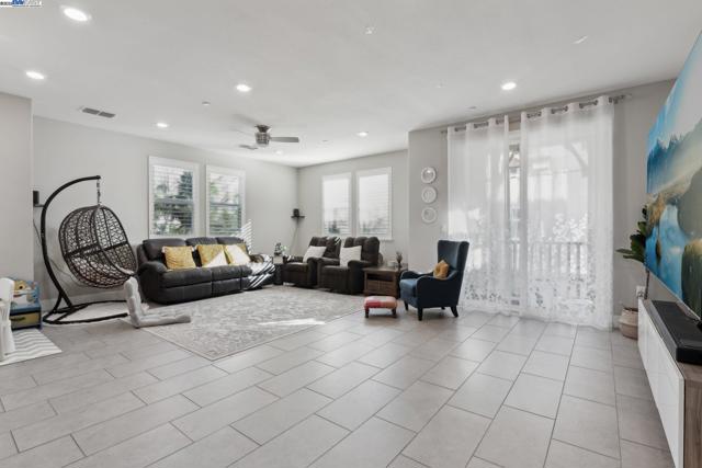 Image 4 of 53 For 3062 Maguire Way