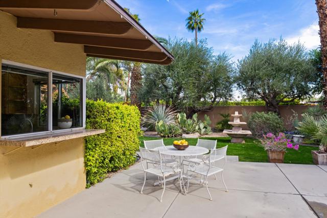 1387 E Verbena Drive, Palm Springs CA: https://media.crmls.org/mediaz/919a187f-cfe5-4736-945e-416b125b1835.jpg