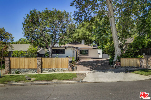 1943 Coolidge Avenue, Altadena CA: https://media.crmls.org/mediaz/919a5417-76b7-472b-a40e-aa8d1cd2d412.jpg