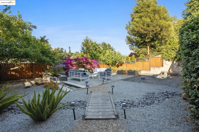 700 Longridge Rd, Oakland CA: https://media.crmls.org/mediaz/919c34d3-c899-4539-87b7-8ad7e02f42b8.jpg