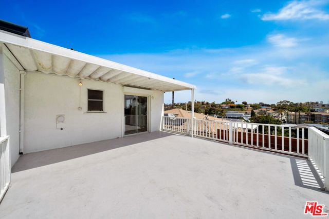 408 W Manchester Avenue, Playa del Rey CA: https://media.crmls.org/mediaz/919d5b24-7f0e-41a3-b76b-1bef2562a387.jpg