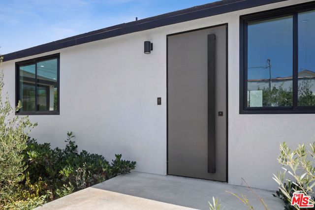 3940 Huron Avenue, Culver City CA: https://media.crmls.org/mediaz/919daa01-eebe-4fb2-bf59-caf3b91ad01a.jpg