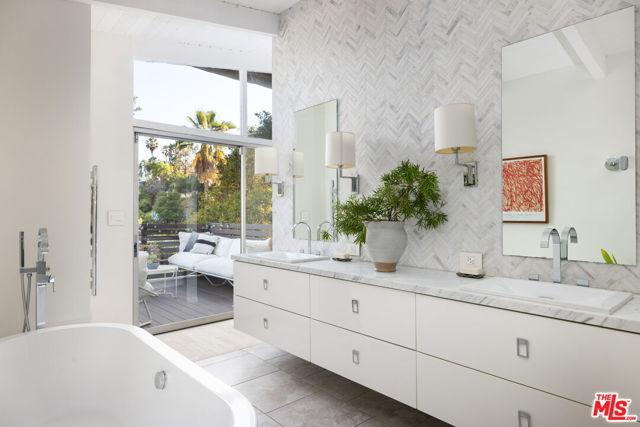 5911 Canyon Heights Lane, Los Angeles CA: https://media.crmls.org/mediaz/919e10cd-3acc-4994-abc9-c6619713ca31.jpg