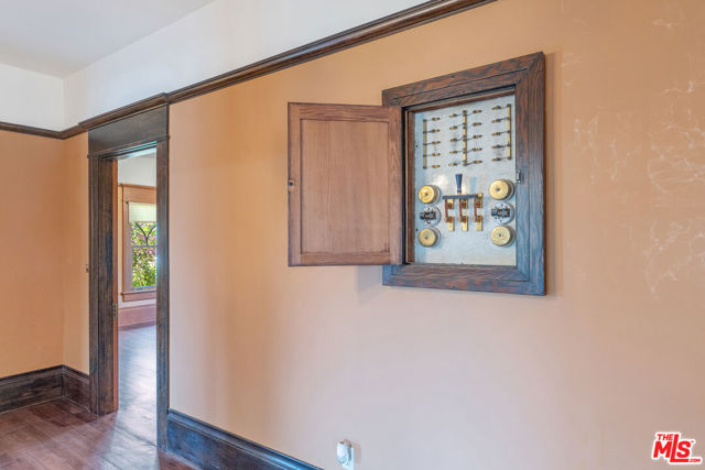 1049 Elden Avenue, Los Angeles CA: https://media.crmls.org/mediaz/919f12de-807c-4de2-af41-2c162478014f.jpg