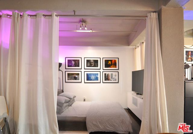 849 S Broadway, Los Angeles CA: https://media.crmls.org/mediaz/919f5c2c-10e7-4417-b54b-001de352f37b.jpg