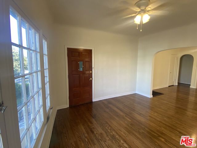1123 S Citrus Avenue, Los Angeles CA: https://media.crmls.org/mediaz/91a00358-c5d3-4b59-b4d2-e7ebf68493bd.jpg