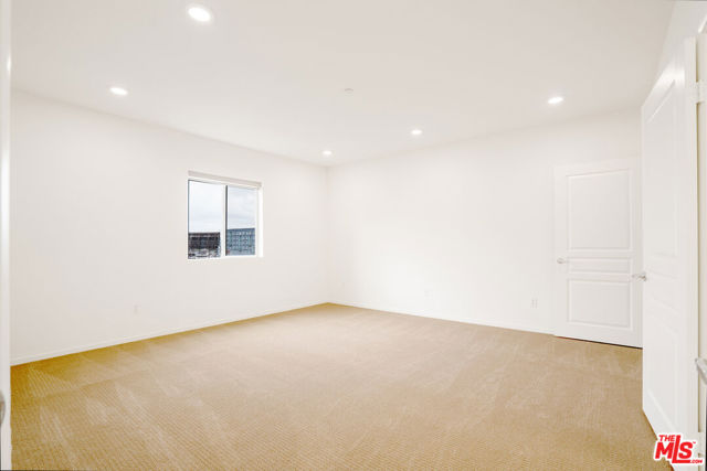 733 S Manhattan Place, Los Angeles CA: https://media.crmls.org/mediaz/91a19c3d-c733-4b8f-ace6-2dcaef8716c3.jpg