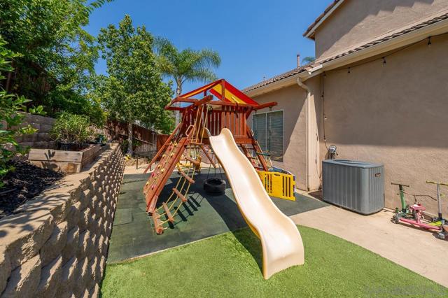 6789 Camino De Amigos, Carlsbad CA: https://media.crmls.org/mediaz/91a1b131-7b50-4b4a-8809-3b38d5c4689d.jpg