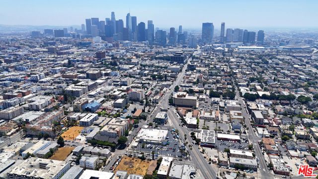 1000 S Grand View Street, Los Angeles CA: https://media.crmls.org/mediaz/91a1bdb6-3496-446c-9b96-4333508597b7.jpg