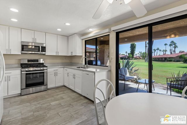 34 Camino Arroyo Place, Palm Desert CA: https://media.crmls.org/mediaz/91a2ef79-e07b-4b6b-9b37-2e77b102489d.jpg