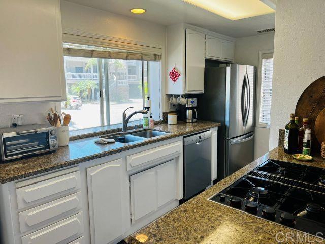 2520 Navarra Drive, Carlsbad CA: https://media.crmls.org/mediaz/91a34302-88de-40c5-80cd-d47a4456bc18.jpg