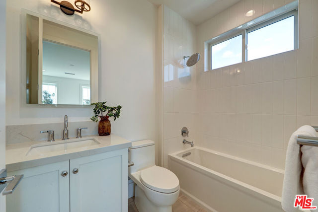 11729 Hartsook Street, Valley Village CA: https://media.crmls.org/mediaz/91a3d782-c4f4-4b0d-9ef2-56681fe00174.jpg