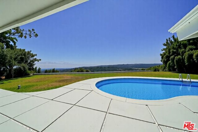 1641 Tower Grove Drive, Beverly Hills CA: https://media.crmls.org/mediaz/91a5137e-2bf5-4264-a817-d196fa51e75f.jpg