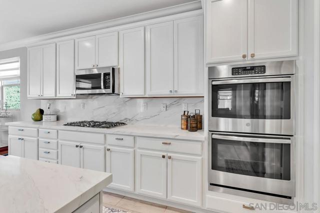 35805 Shetland Hills E, Fallbrook CA: https://media.crmls.org/mediaz/91a65a6f-caf9-4794-a37e-13227f5ffc65.jpg