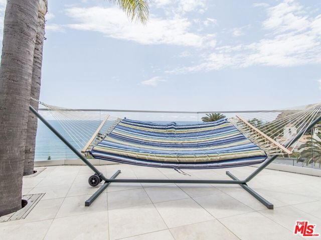 200 ARNO Way, Pacific Palisades CA: https://media.crmls.org/mediaz/91a66e77-5160-463d-8481-580f0fbbd7ab.jpg