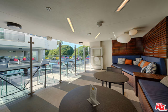 2929 pennsylvania Avenue, Santa Monica CA: https://media.crmls.org/mediaz/91a7116c-ae43-4139-9077-b5eff774b226.jpg