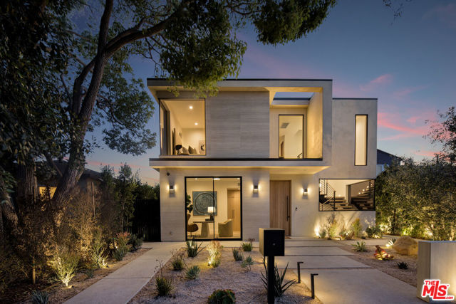 2115 Walnut Avenue, Venice CA: https://media.crmls.org/mediaz/91a76f6e-8347-425f-b9a8-c1ff4603932f.jpg