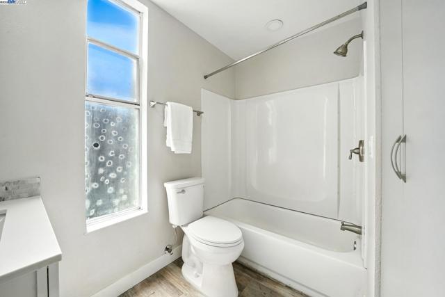 824 Royal Ann Ln, Concord CA: https://media.crmls.org/mediaz/91a77a62-42a5-47e3-b101-bb28dd18b0f2.jpg