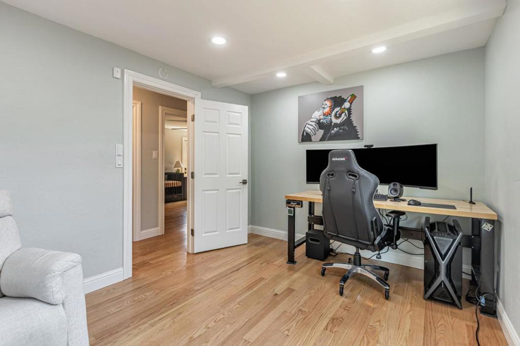 https://media.crmls.org/mediaz/91a7dab3-8698-40ad-9682-55b37e24a59b.jpg?preset=X-Large