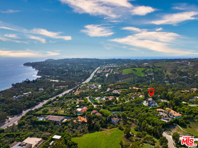 27931 Winding Way, Malibu CA: https://media.crmls.org/mediaz/91a801d1-a88f-4b41-a3c1-3377a4948799.jpg