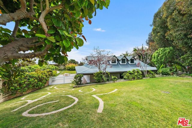 26799 Pacific Coast Highway, Malibu CA: https://media.crmls.org/mediaz/91a882b6-414a-4e2b-9dbe-5ad303295f01.jpg