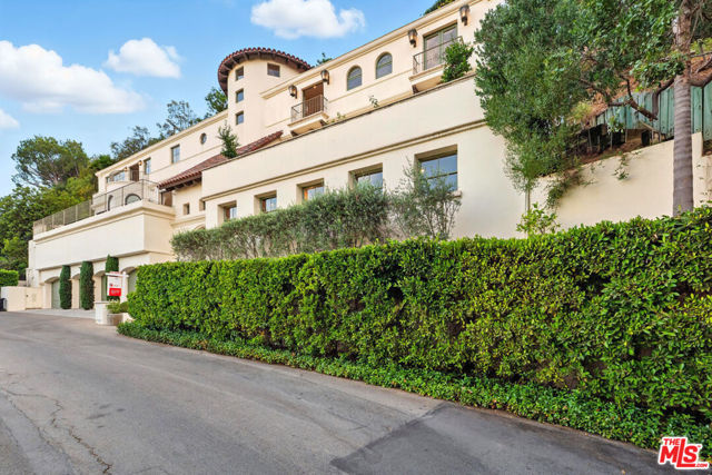 1675 Woods Drive, Los Angeles CA: https://media.crmls.org/mediaz/91a8da68-2b0d-484f-9c3a-89824386a87b.jpg