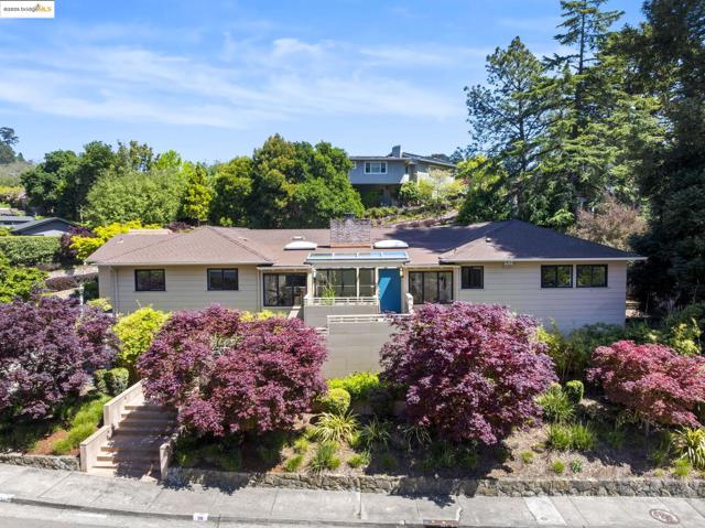 38 La Salle Ave, Piedmont CA: https://media.crmls.org/mediaz/91a90df8-e13e-4d82-aaf1-770e3748fa04.jpg
